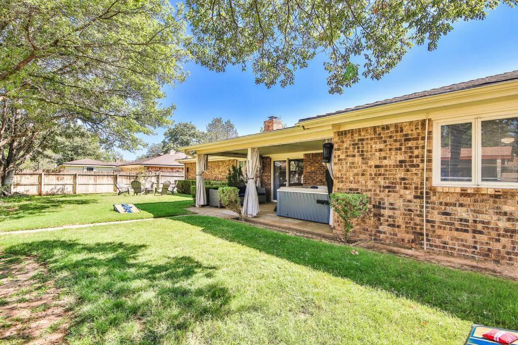Hot Tub, Privacy, Sleeps 11 & Tons Of Space! Lubbock Exterior foto